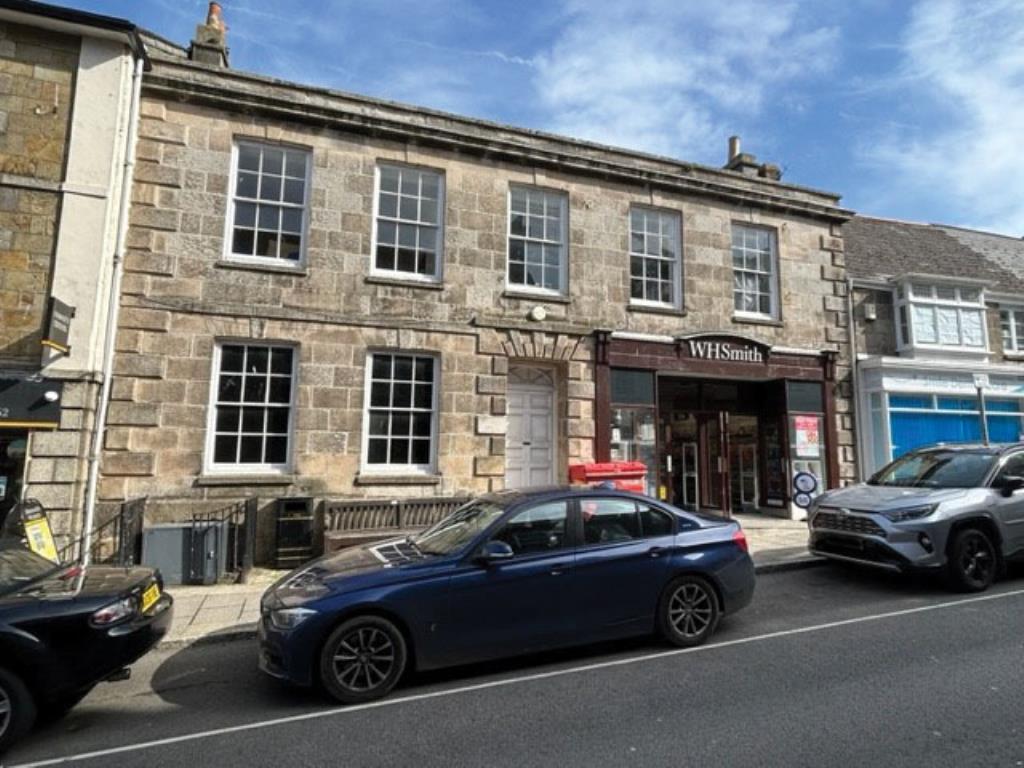 Lot: 35 - FREEHOLD COMMERCIAL INVESTMENT IN TOWN CENTRE - Front elevation on main High Street